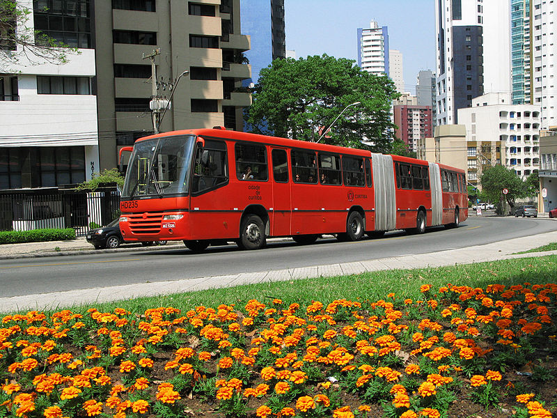 Biarticulado_em_Curitiba